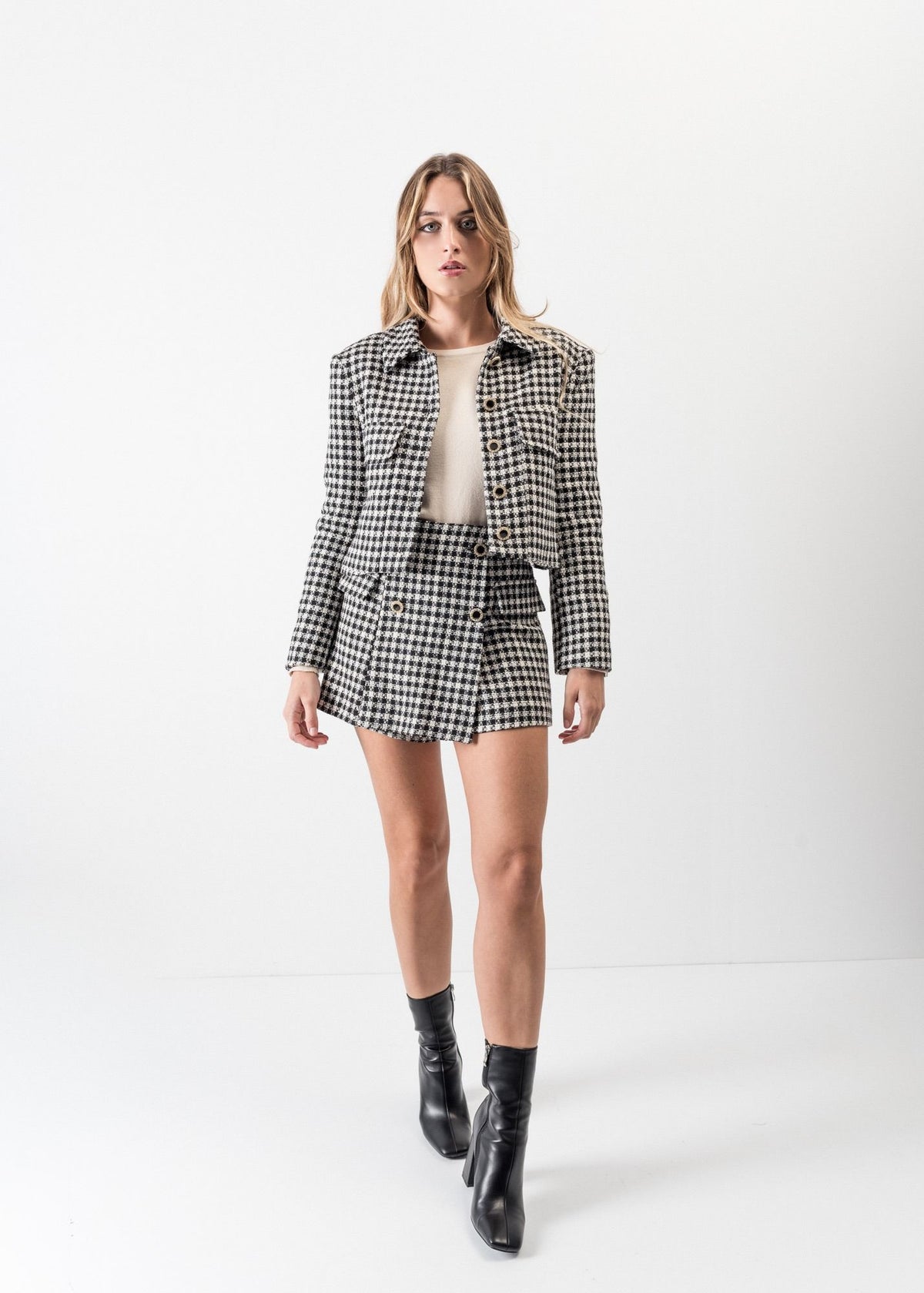 SHORT CON SOBREFALDA
