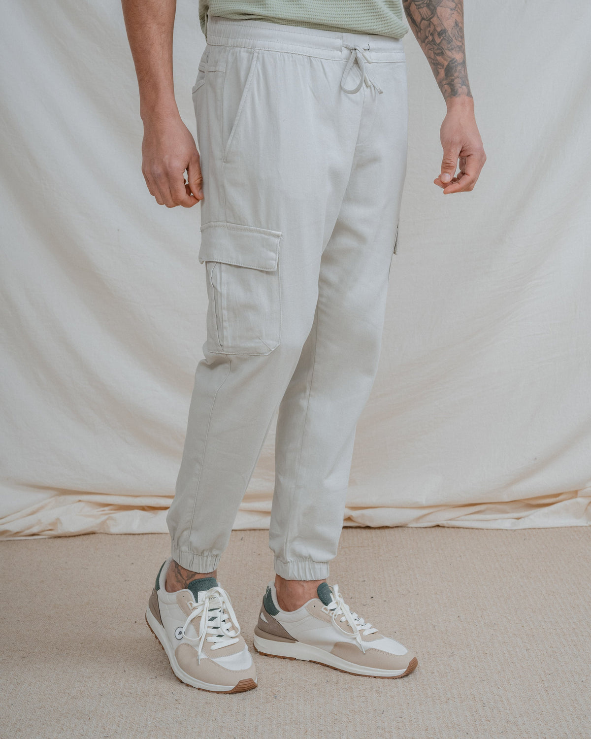 PANTALÓN CHINO CARGO CON GOMA