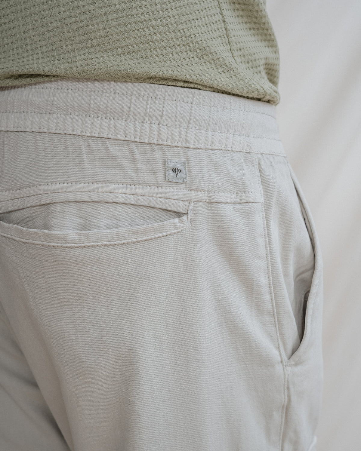 PANTALÓN CHINO CARGO CON GOMA