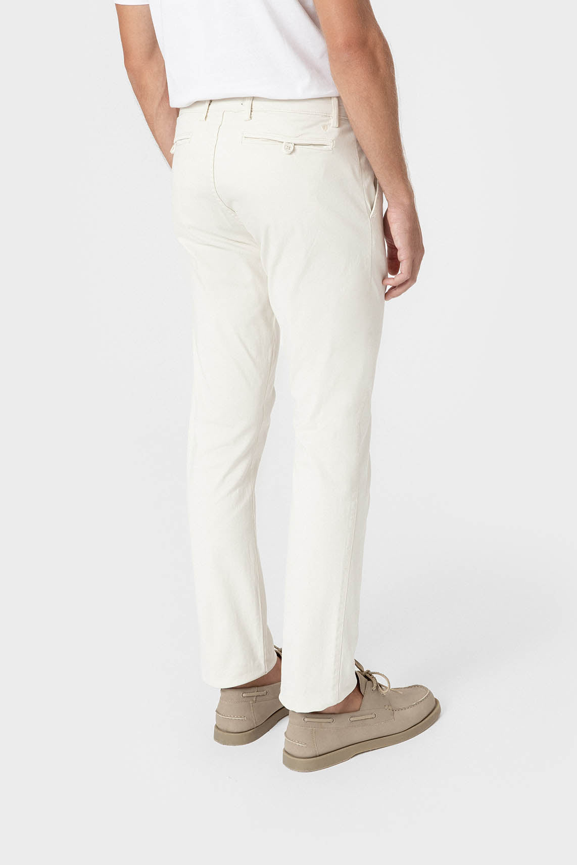 PANTALÓN CHINO PINZAS