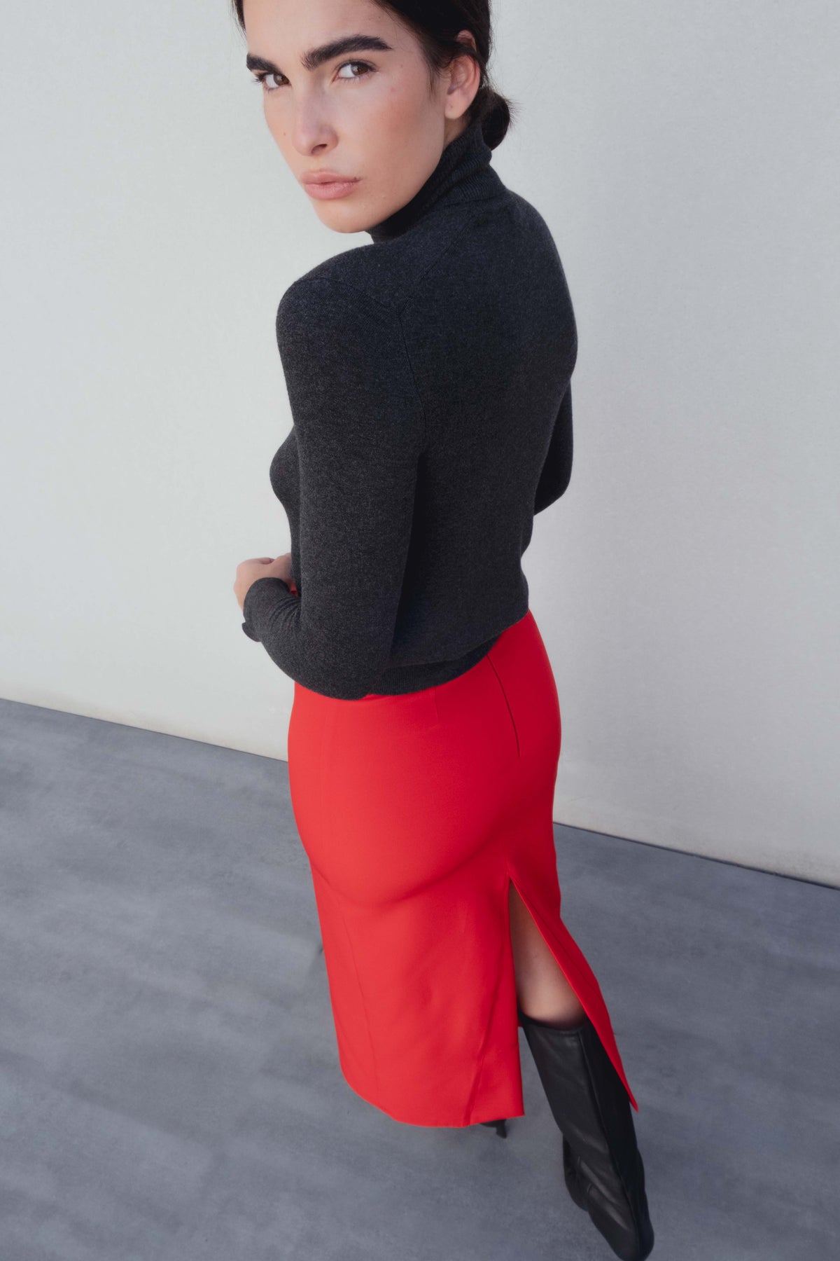 FALDA MIDI CON ABERTURAS